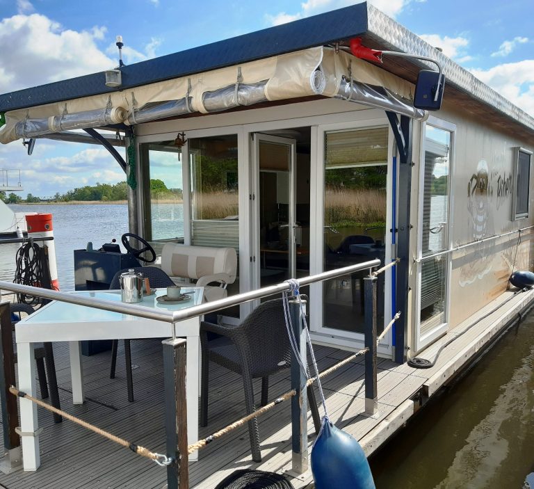 Havelbieber umgeben von Bäumen.