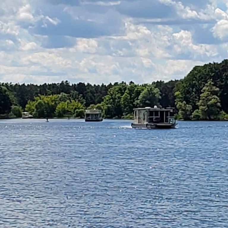Zwei Hausboote auf der ruhigen Havel